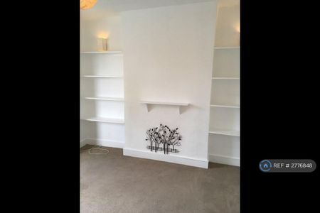 3 bedroom flat to rent - Photo 2