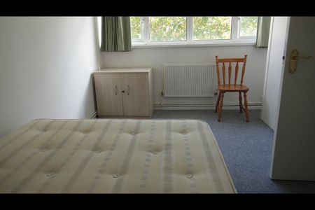 3 Bed Flat, Copeland House, SW17 - Photo 2