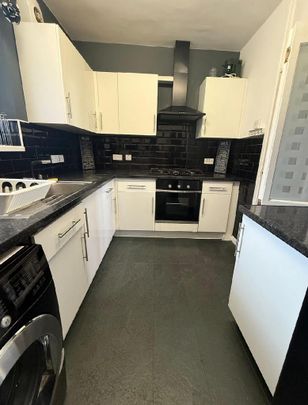 4 bedroom flat share to rent - Photo 1