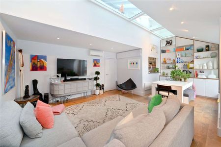 A bright and beautifully presented three bedroom, three bathroom apartment with a south facing terrace. - Photo 3