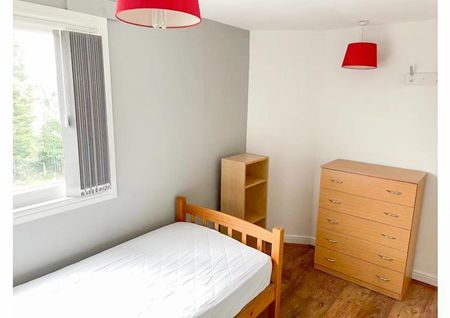 1 bedroom in a house share to rent - Photo 2