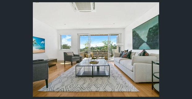 Spacious & Stylish Fully Furnished Designer Home with Pool – Utilities Included - Photo 1