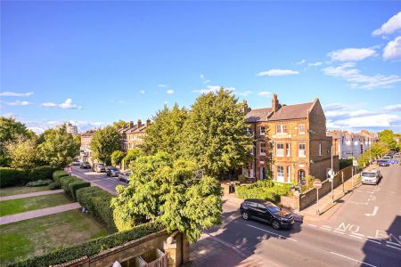 2 bedroom flat in London - Photo 2