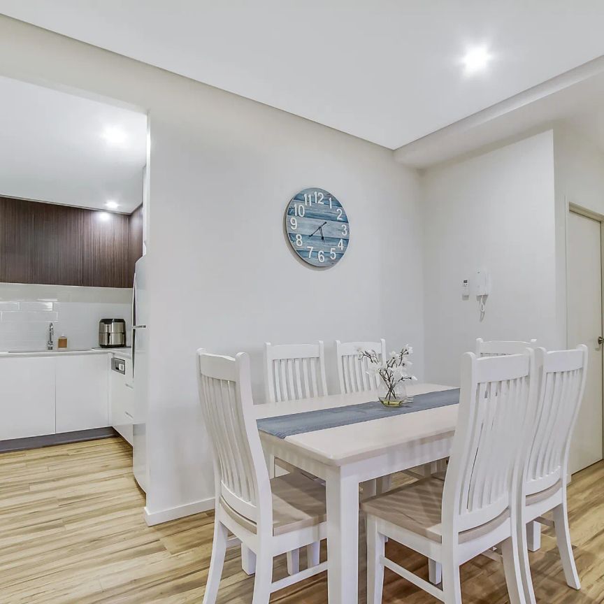 Modern Two-Bedroom Apartment in Rare, Quiet Boutique Complex - Photo 1