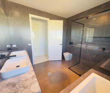 Luxurious Family Home in Prime Kialla Location - Photo 6