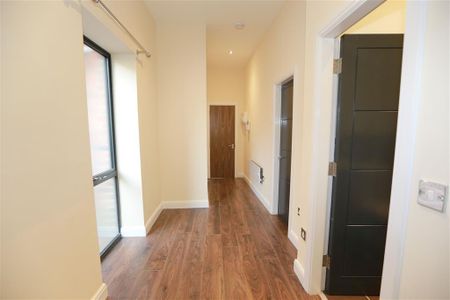 High Street - Photo 2