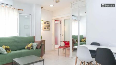 3-bedroom apartment for rent in Embajadores, no couples or pets - Photo 2