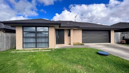 Modern Pukekohe Family Home with Outdoor Enter... - Photo 2