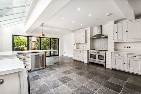 Beautifully presented five bedroom house in Barnes Village - Photo 2