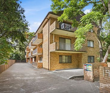 Top floor unit close to hospital and transport, new flooring and fr... - Photo 4