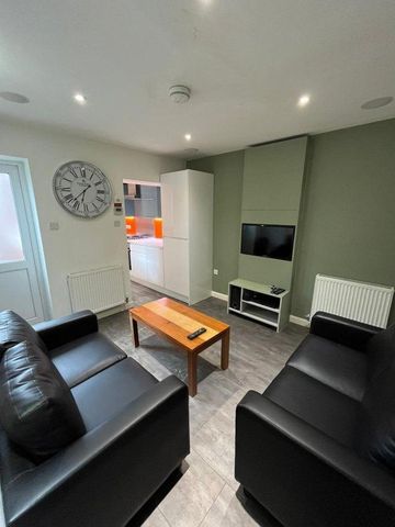 4 bedroom flat to rent - Photo 2