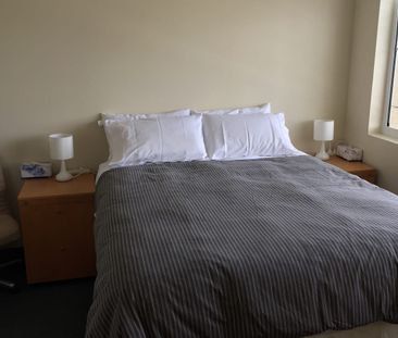 FULLY FURNISHED ROOFTOP APARTMENT - 3 MONTH LEASE - Photo 4