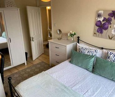 Windsor Close, GU2 - Photo 5