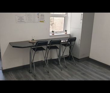 Room in a Shared House, Alpha Street, M6 - Photo 5