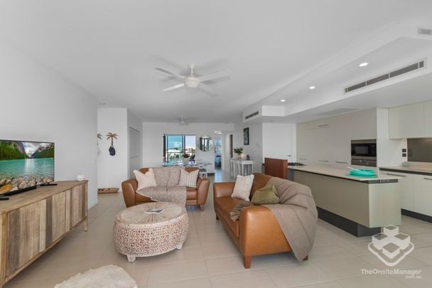 LUXURY HIGH LEVEL,THREE BEDROOM UNFURNISHED APARTMENT WITH BALCONIES ON OCEAN AND MARINA SIDE - RENNOVATED & UNSURPASSED BREEZES - Photo 1