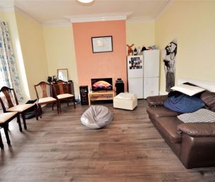 6 bedroom House in Cardigan Road, Leeds - Photo 2