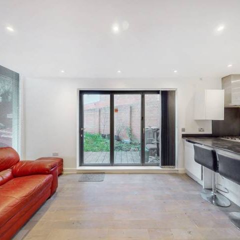 Modern terraced house - Photo 1