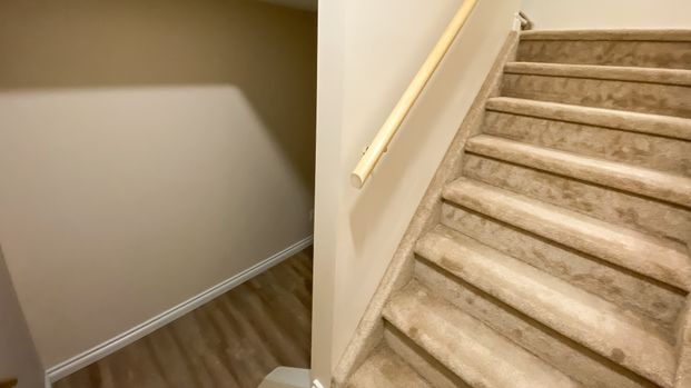 A Charming Retreat With Lush Driveway Peonies. Fully Developed Basement. - Photo 1