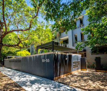 Chic executive living, convenient lifestyle setting - Photo 2