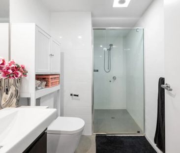 Modern Apartment with Leafy Courtyard Living - Photo 2