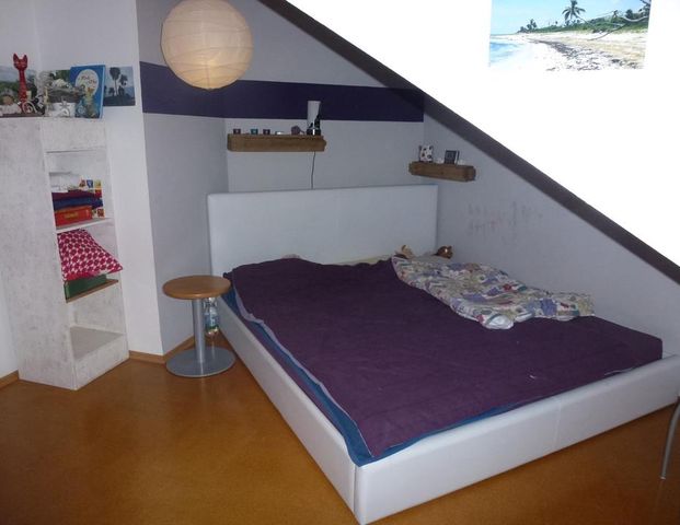 4,5 Zimmer Dachgeschosswohnung mit Einbauküche, Garage, Südbalkon - Photo 1
