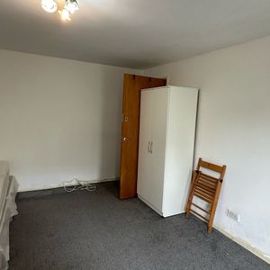 A lovely room in a huge house. - Photo 2