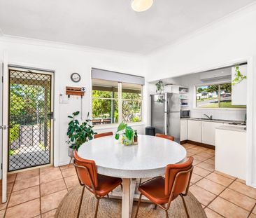 Family home living - Photo 3