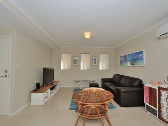 Executive Living in Mandurah's Premier Gated Complex - Furnished - Photo 1
