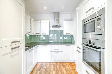 2 bedroom flat in Hampstead - Photo 5