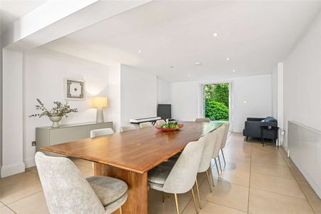 Beautiful semi-detached period family house with lawned garden - Photo 5