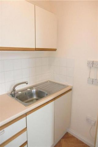 1 bedroom retirement property to rent - Photo 5