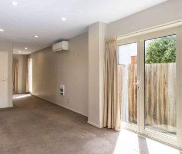 Lovely 3 bedroom townhouse with great parking options! - Photo 1