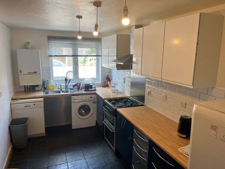 Room in a Shared House, Usk Road, SW11 - Photo 5