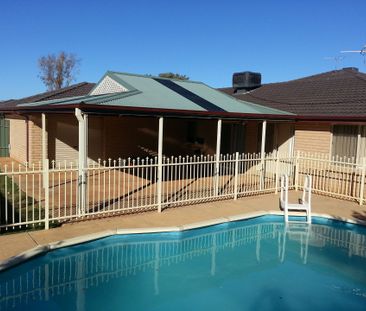 4 Bedroom Property with Pool! - Photo 1