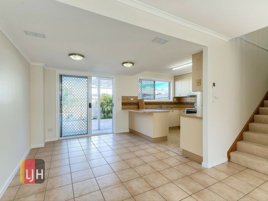 3 BEDROOM TOWNHOUSE WITH COMPLEX POOL AND TENNIS COURT ! - Photo 1