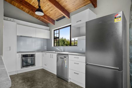 CONVENIENT ALEXANDRA LIVING - Photo 5