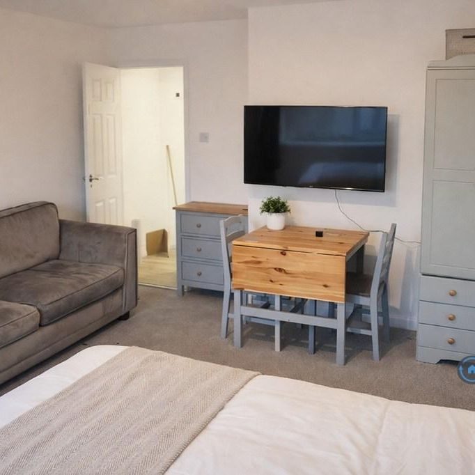1 bedroom in a flat share to rent - Photo 1