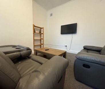 4 bedroom flat to rent - Photo 4