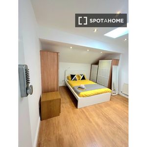 Spacious room in shared apartment in Portersfield, Dublin - Photo 2
