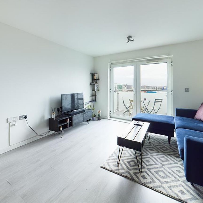 2 bedroom Flat To Let - Photo 1