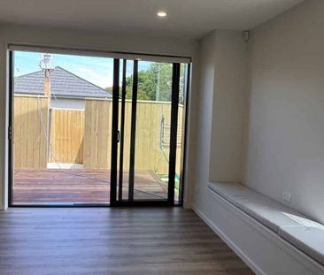 A spacious two bedroom townhouse with all the extras! - Photo 5