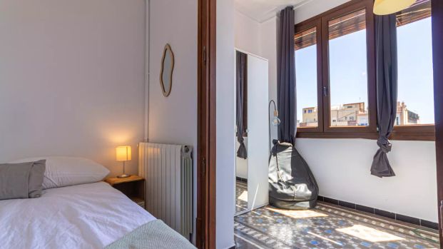 Room in a shared 9-bedroom apartment for rent in la Dreta de l'Eixample, perfect for professionals and students, no couples allowed. - Photo 1