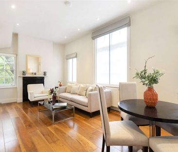 A well presented light and modern duplex apartment moments from the amenities of Victoria and Elizabeth Street. - Photo 1