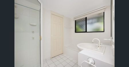 Stylish North Ward Beachside Apartment Offering Coastal Lifestyle - Photo 5