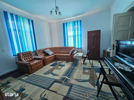 De închiriat casă din cărămidă în Roman, 500 mp teren, 3 camere - Fotografie 1