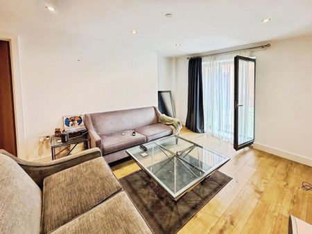 2 bedroom flat to rent - Photo 2