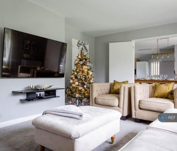 4 bedroom detached house to rent - Photo 2