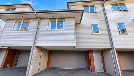 3-Bed, Double Garage and 3-Storeys - Photo 5