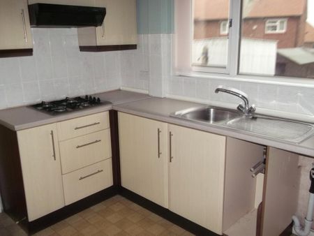 2 bedroom semi-detached house to rent - Photo 3