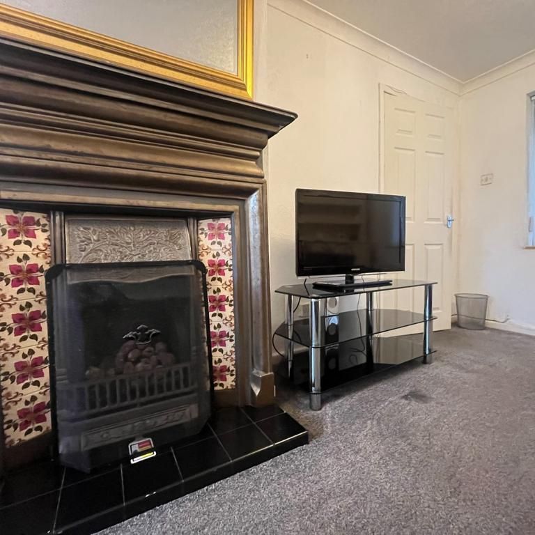 4 bedroom semi-detached house to rent - Photo 1